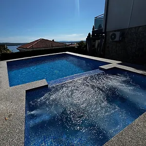 Blazevic, Heated Pool&jacuzzi Apartman